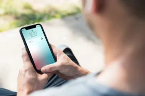 uomo controlla casa dal telefono