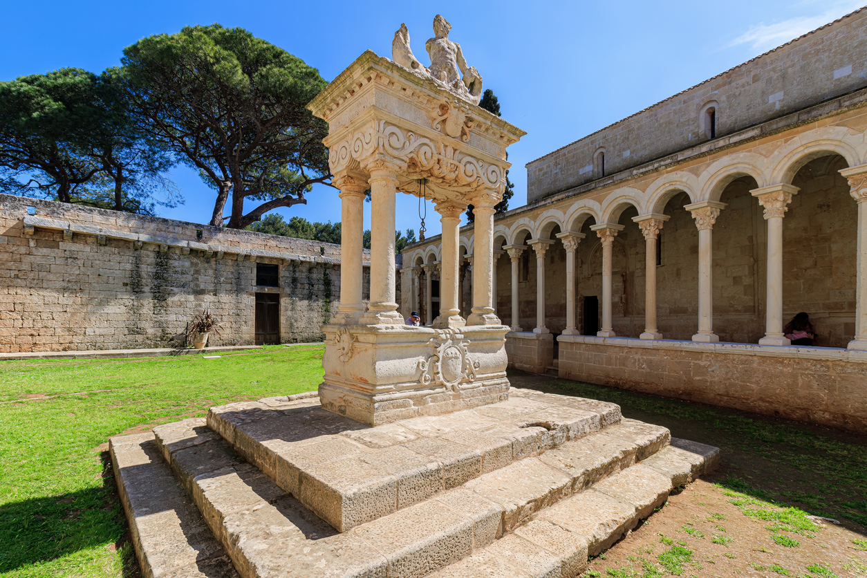 Il chiostro dell'Abbazia di Santa Maria di Cerrate