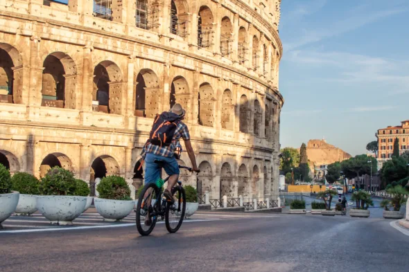 una persona in bici vicino al Colosseo