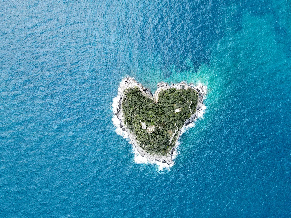 A Bergeggi c’è un’isola a forma di cuore