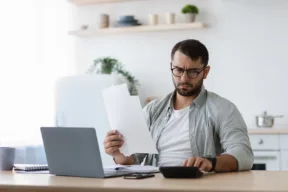 una persona legge un documento