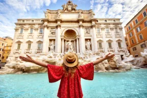 una persona davanti la Fontana di Trevi