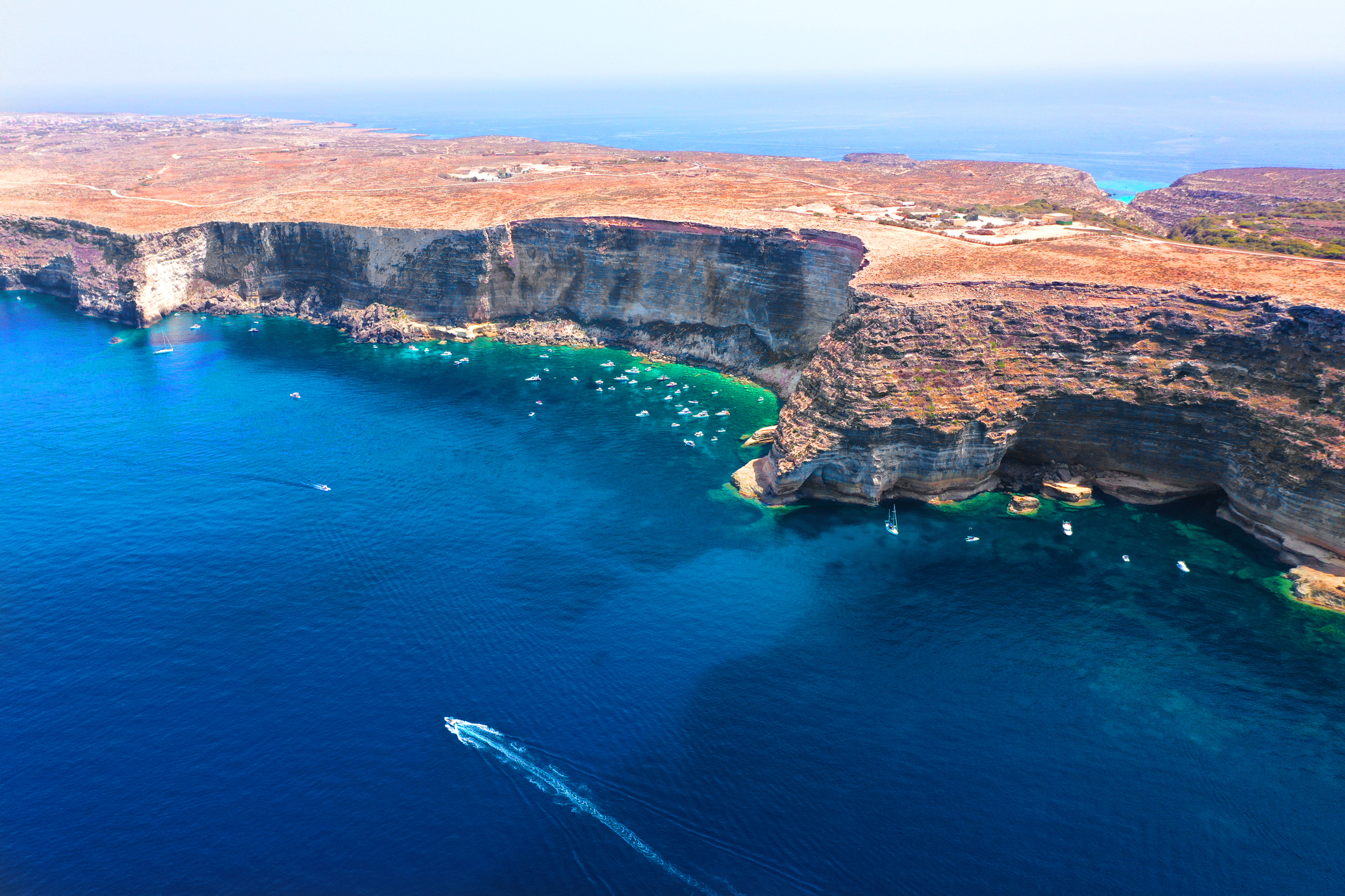 Vista aerea della costa di Lampedusa