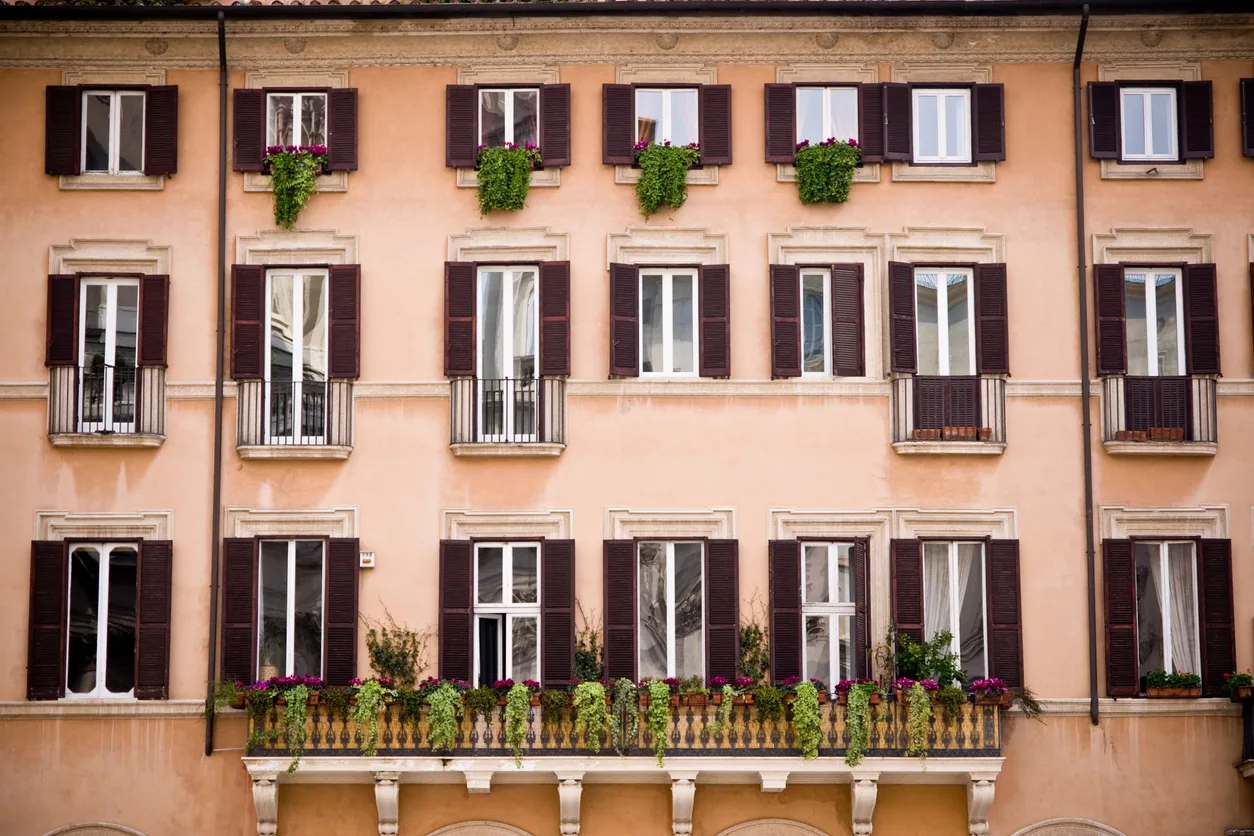 Quando il colore degli infissi non viola il decoro architettonico dell’edificio condominiale?
