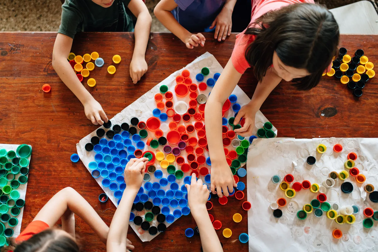Non buttare i tappi delle bottiglie di plastica: ecco come riciclarli con il fai da te