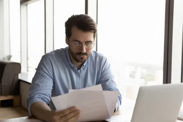 una persona legge un documento