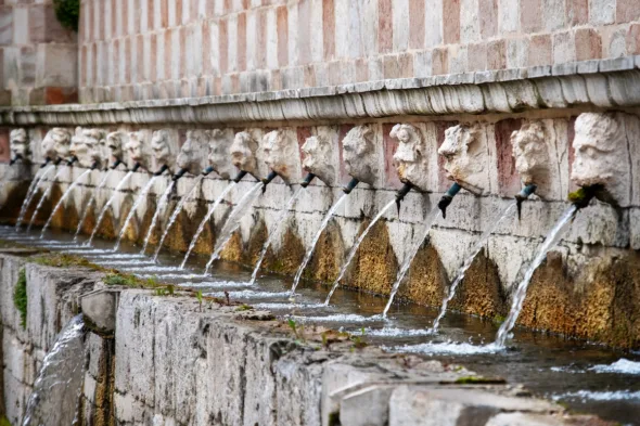 Fontana delle 99 Cannelle a L’Aquila, perché è famosa e perché si chiama così