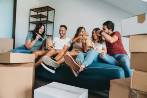 Metà dei giovani europei che condividono casa vorrebbe vivere da soli