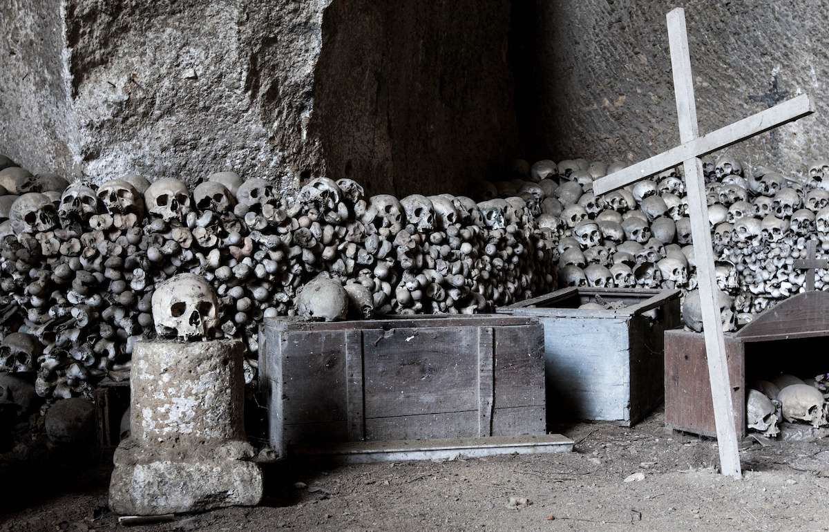 Ossa al Cimitero delle Fontanelle