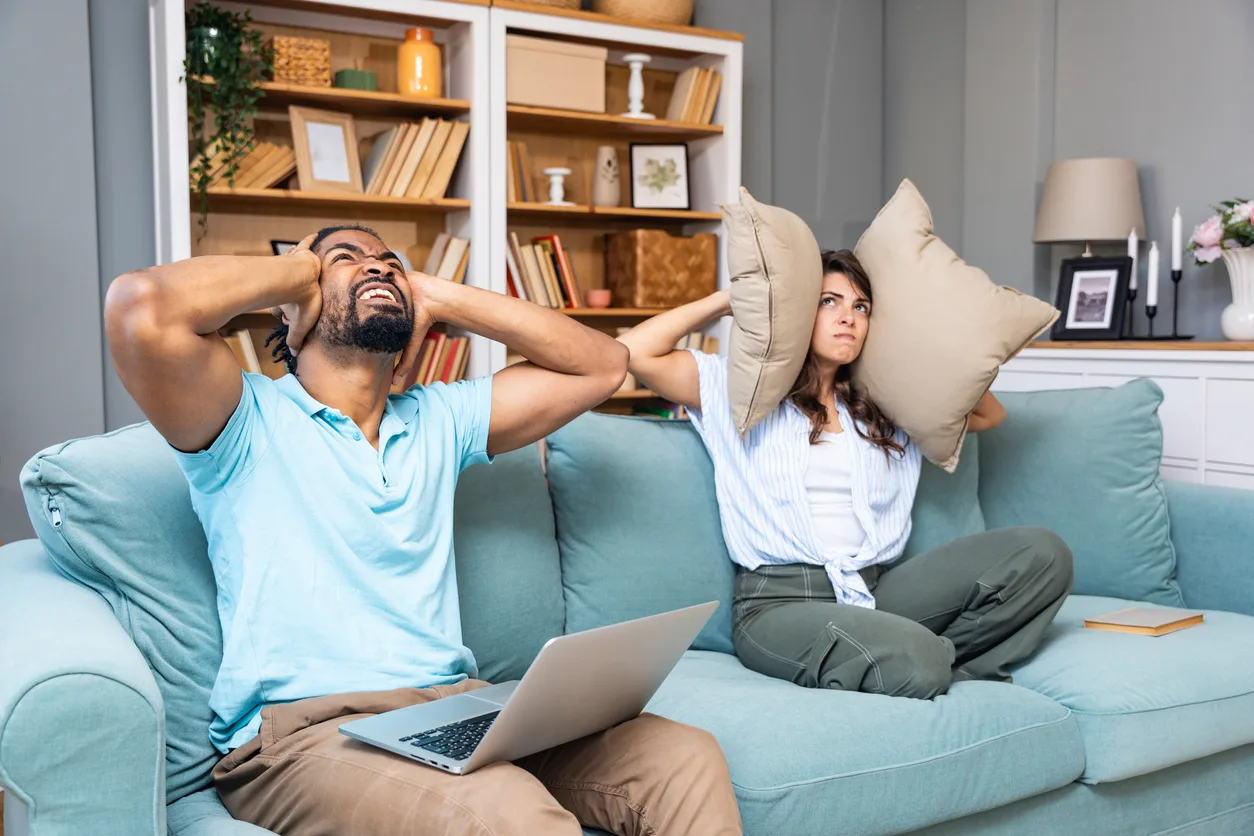 Quando si configura il reato di disturbo della quiete pubblica in condominio e come agire