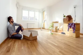 una persona seduta nella nuova casa