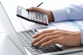 persona al computer con calcolatrice