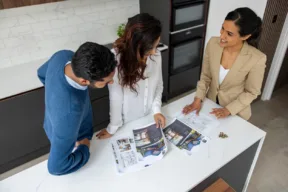 agente immobiliare con una coppia di clienti