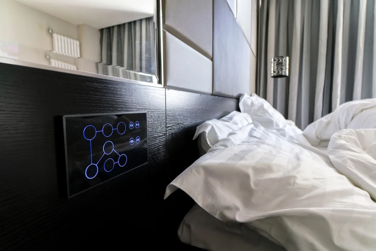 Domotica in camera da letto: sveglie intelligenti, luci soffuse e automazioni per un sonno migliore