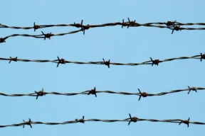 È legale mettere il filo spinato sulla recinzione di casa?