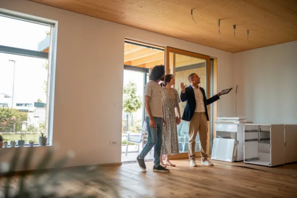 Coppia visita casa con agente immobiliare