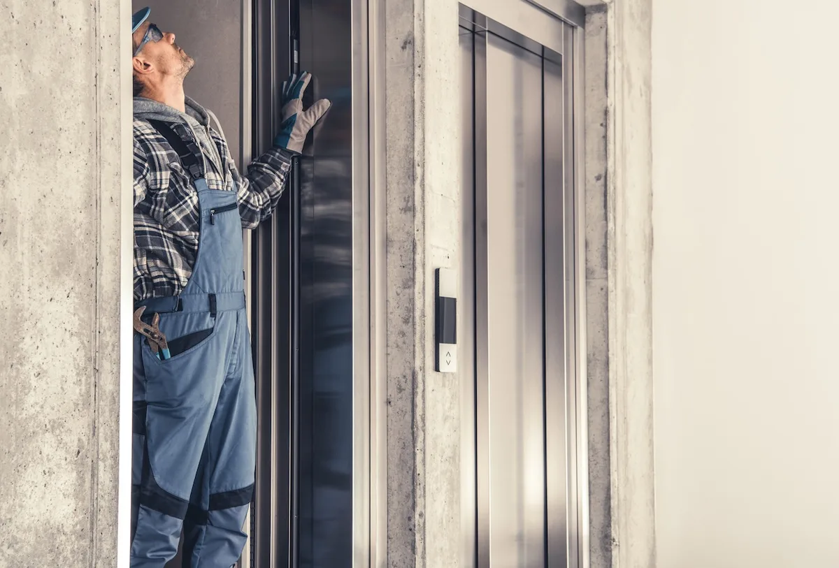 Ogni quanto va fatta la manutenzione dell’ascensore in condominio, a chi spetta e quanto costa