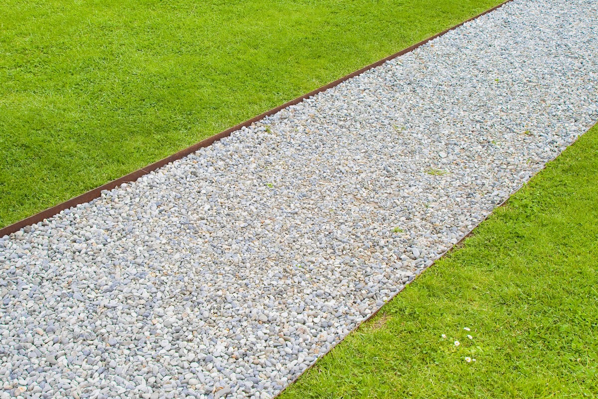 Come realizzare un vialetto in giardino fai da te Vialetto in ghiaia