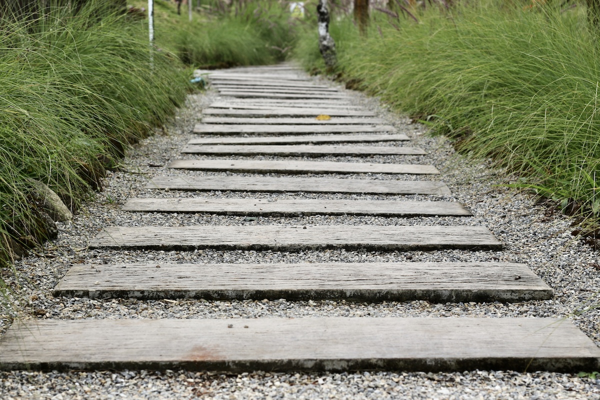 Come realizzare un vialetto in giardino fai da te Vialetto in legno e traversine ferroviarie
