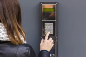 Una persona usa il citofono