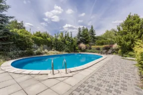 giardino con piscina