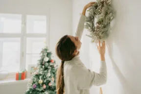 una persona decora casa per Natale