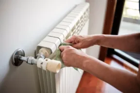 Come pulire i termosifoni (anche all'interno): metodi pratici per igiene e risparmio energetico