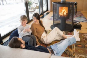 famiglia si scalda davanti alla stufa a pellet