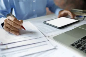 una persona controlla dei documenti