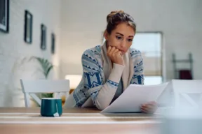 una persona legge un documento