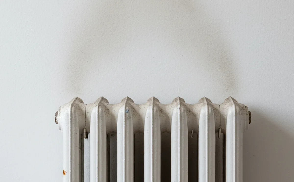 Muro nero sopra il termosifone, come togliere gli aloni in modo facile