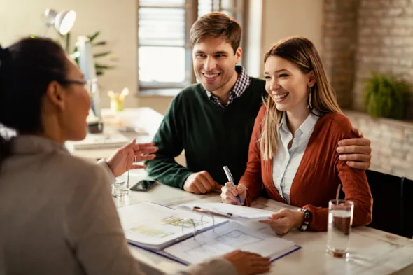 persone che parlano con una consulente