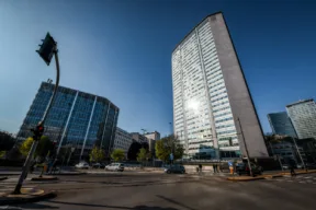 Edificio Pirelli Milano, cielo azzurro