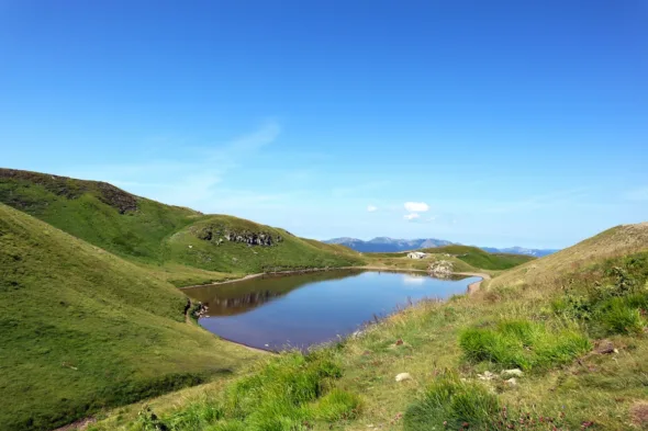 montagna con lago