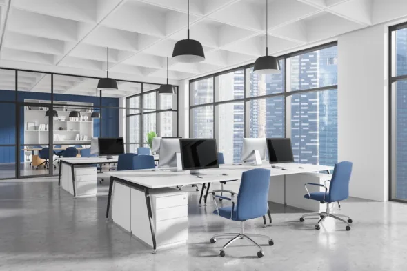 ufficio moderno con scrivania e sedie