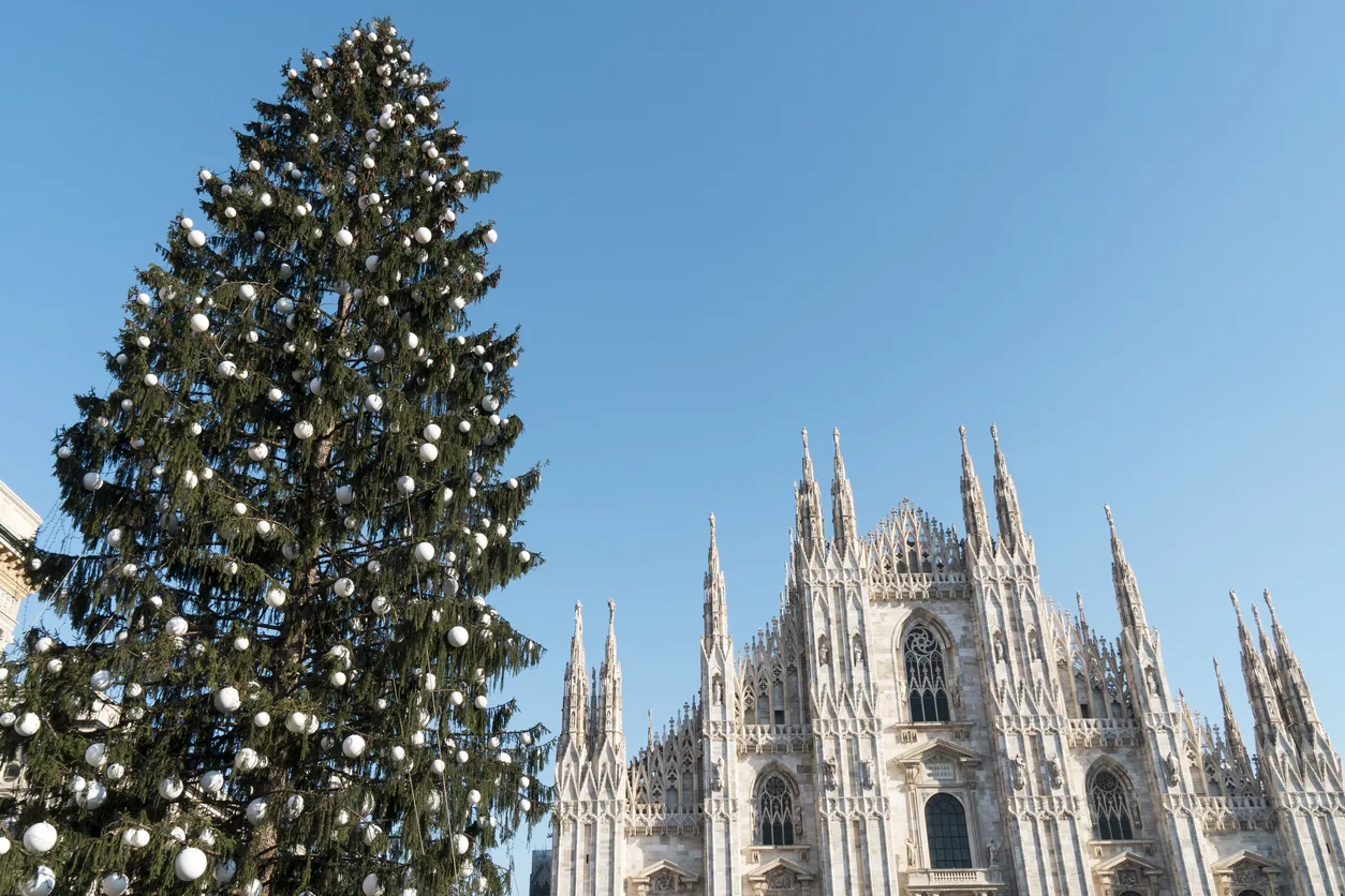 Cosa fare a Natale 2025 a Milano e quando si accende l’albero in Piazza Duomo