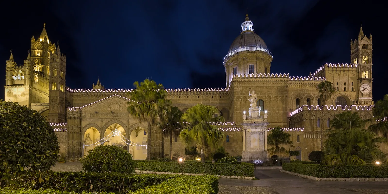 Duomo di Palermo con le luci di Natale
