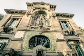 statua all'ingresso dell'acquario di milano