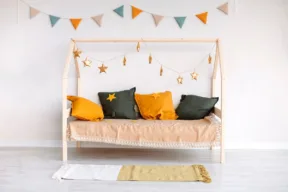 camera bimbi con letto montessori