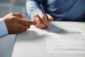 Persona firma contratto