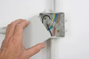 scatola di derivazione con cavi