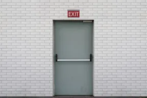 muro con porta d'emergenza