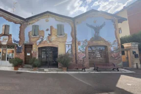 parete di edificio colorata con murales
