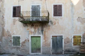 facciata di casa abbandonata