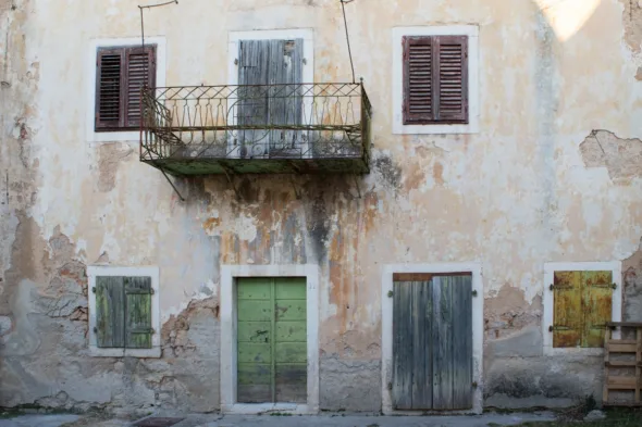 facciata di casa abbandonata