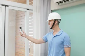 uomo usa fonometro in casa