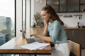 una persona al computer