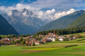 città circondata da verde e montagne
