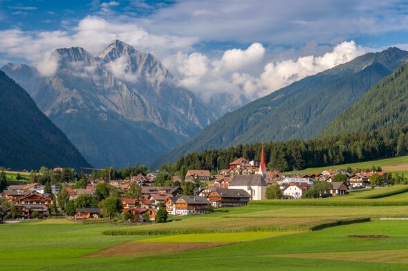 città circondata da verde e montagne