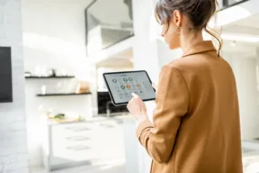 donna con tablet controlla impianto domotico di casa